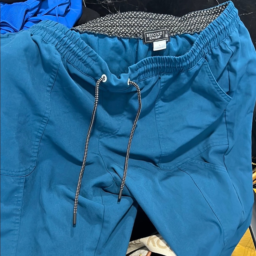 Beyond Scrub set Teal Joggers and top (L)